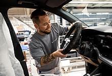 Marc Trauffer beeindruckt die Präzisionsarbeit der hochqualifizierten Arbeiterschaft am Volkswagen Standort in Bratislava 